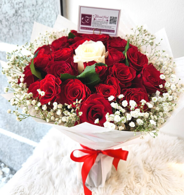 Numero Uno Bouquet – Bouquet of red roses with a different shade in the middle and Million Stars or lepidium - Image 11
