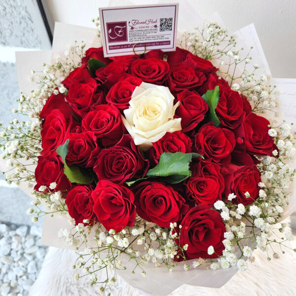 Numero Uno Bouquet – Bouquet of red roses with a different shade in the middle and Million Stars or lepidium - Image 8