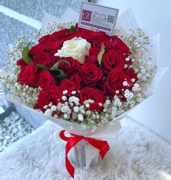 Numero Uno Bouquet – Bouquet of red roses with a different shade in the middle and Million Stars or lepidium - Image 6