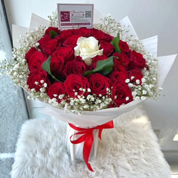 Numero Uno Bouquet – Bouquet of red roses with a different shade in the middle and Million Stars or lepidium - Image 7