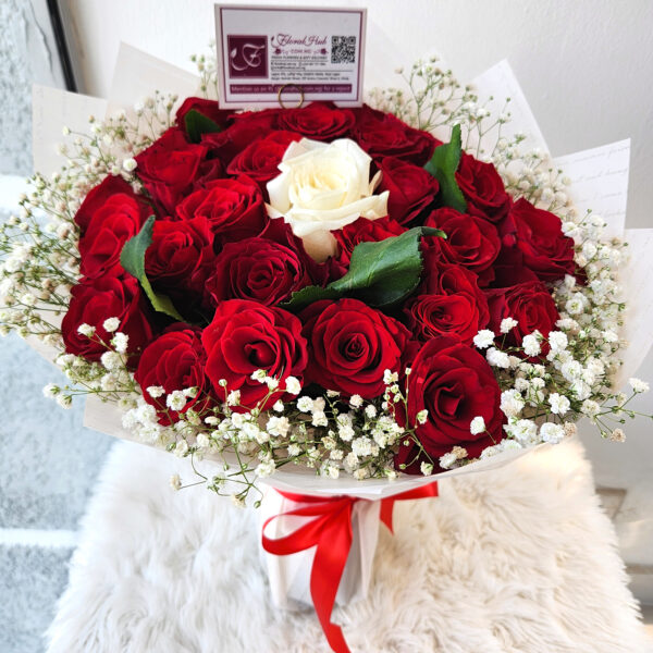 Numero Uno Bouquet – Bouquet of red roses with a different shade in the middle and Million Stars or lepidium - Image 10