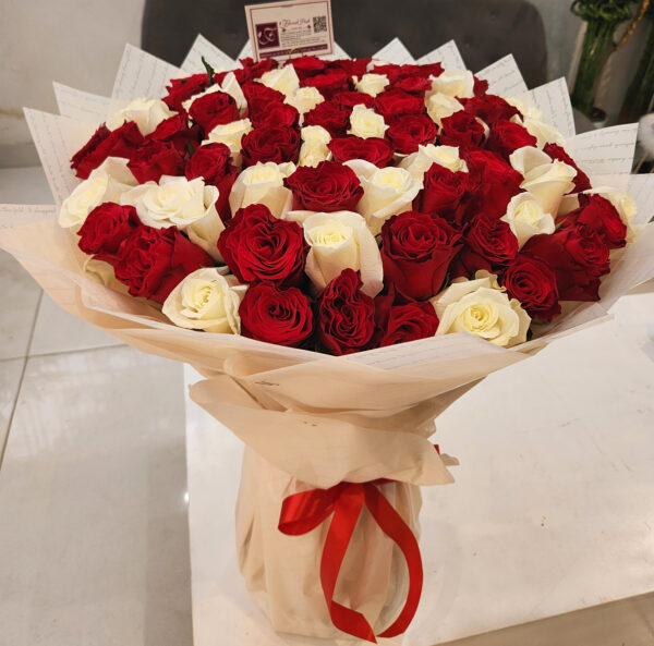 VIP Flirtare Bouquet - Bouquet of Red and white roses - Image 3