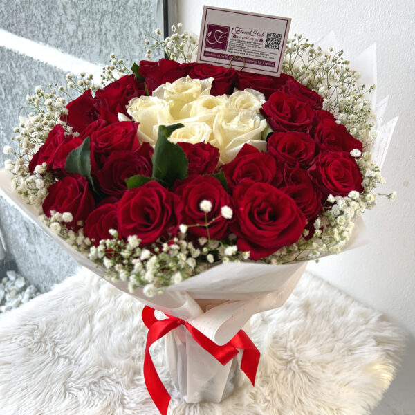 VIP Loxarre Bouquet –Bouquet of Red roses and white roses with million stars or lepidium - Image 4