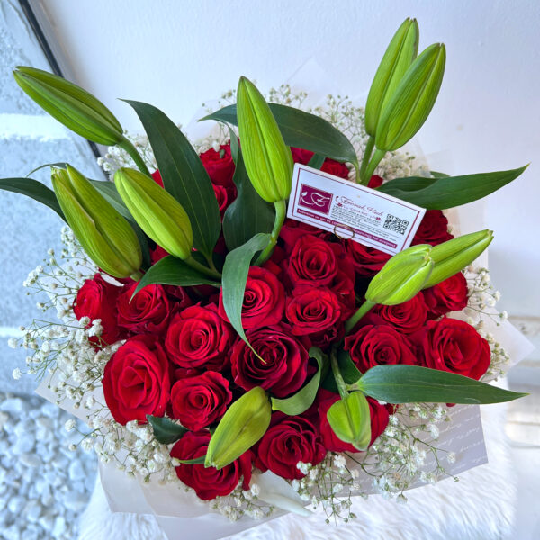 VIP Debonair – Lilies with Red Roses, White Roses, and Gypsophila (million star). - Image 6