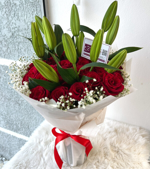 VIP Debonair – Lilies with Red Roses, White Roses, and Gypsophila (million star). - Image 7