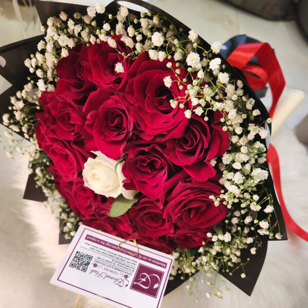Numero Uno Bouquet – Bouquet of red roses with a different shade in the middle and Million Stars or lepidium - Image 5