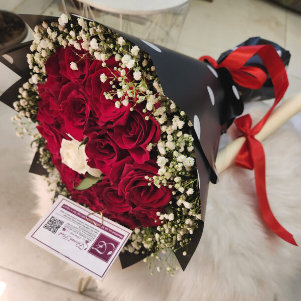 Numero Uno Bouquet – Bouquet of red roses with a different shade in the middle and Million Stars or lepidium - Image 4
