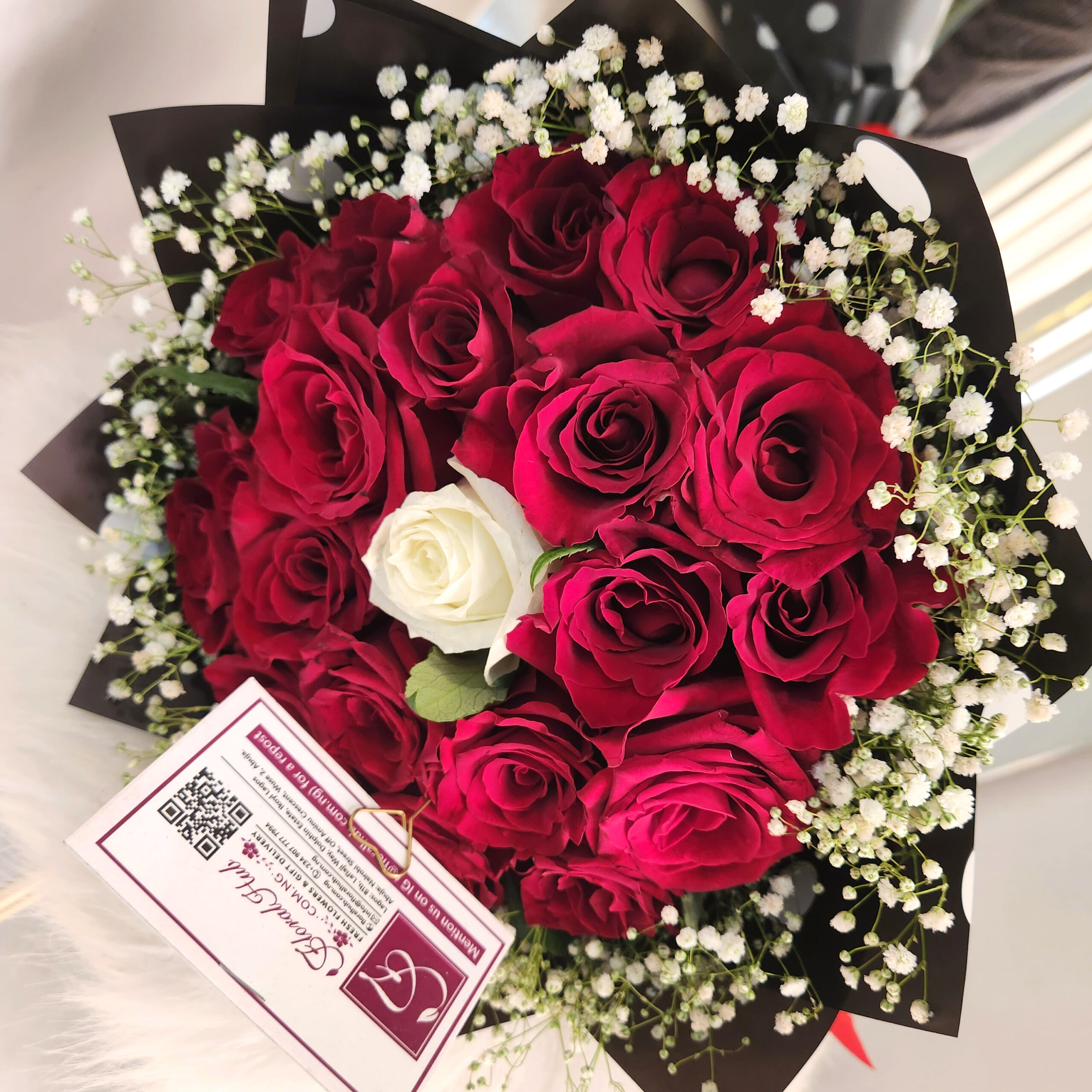 Numero Uno Bouquet – Bouquet of red roses with a different shade in the middle and Million Stars or lepidium