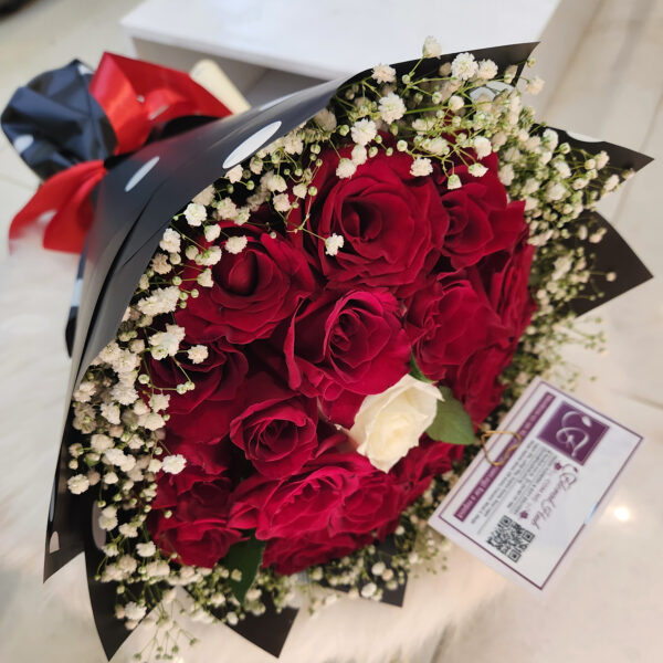 Numero Uno Bouquet – Bouquet of red roses with a different shade in the middle and Million Stars or lepidium - Image 2
