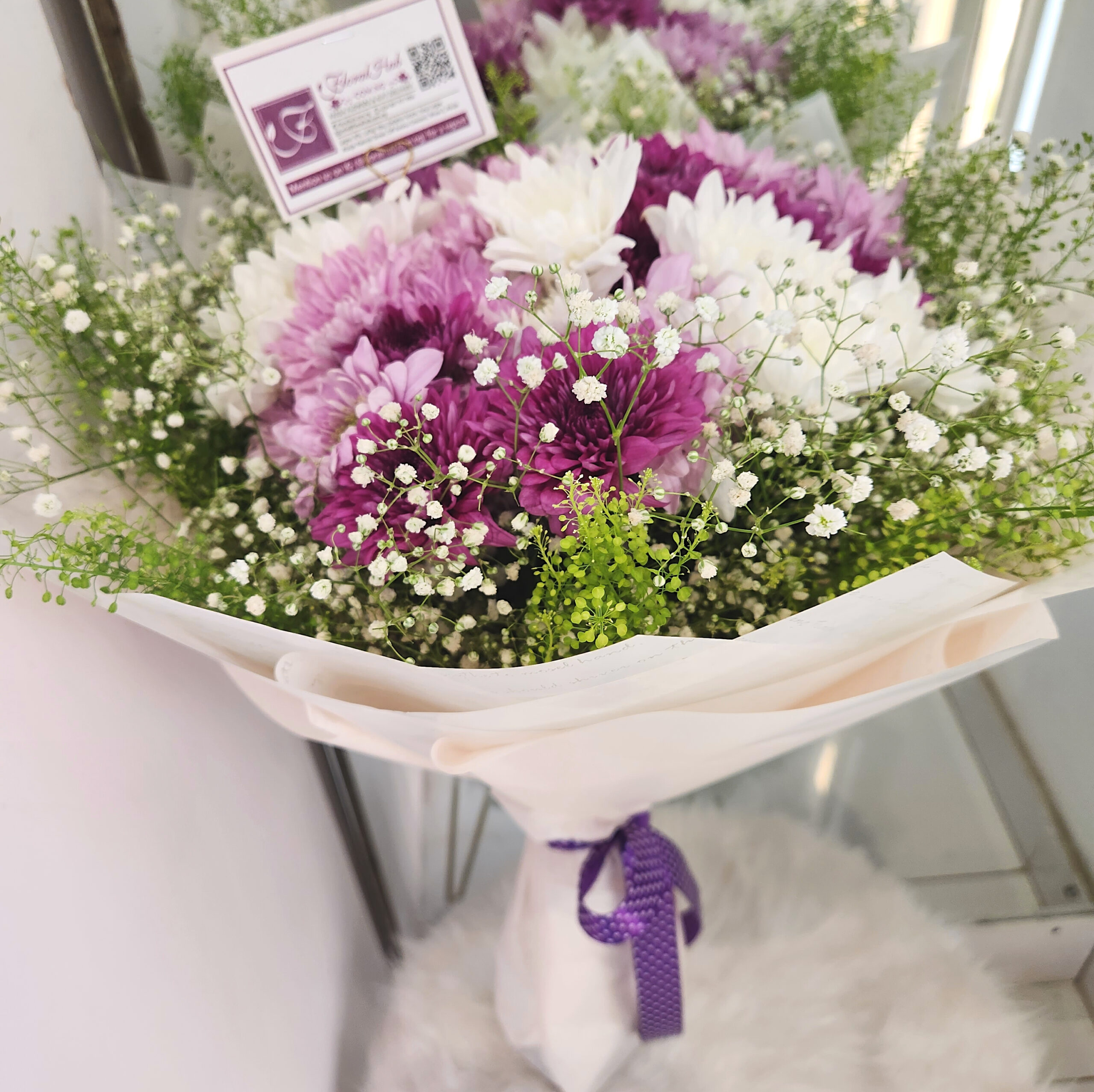 Chrysant Delight - Mixture of bright and vibrant chrysanthemums with lepidium or million stars