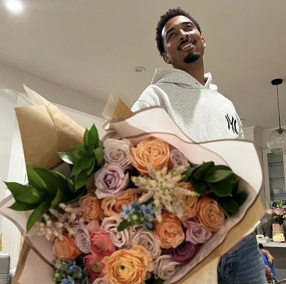 GIVING FLOWERS TO HIS PARTNER