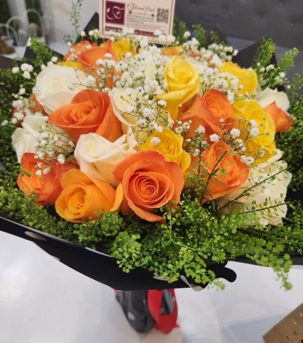 VIP Tuscany Bouquet - Bouquet of Mixed colors of roses - Image 4