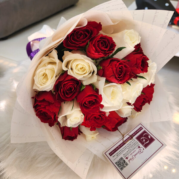 Flirtare Bouquet Arrangement -  A Bouquet of Red and white roses - Image 2
