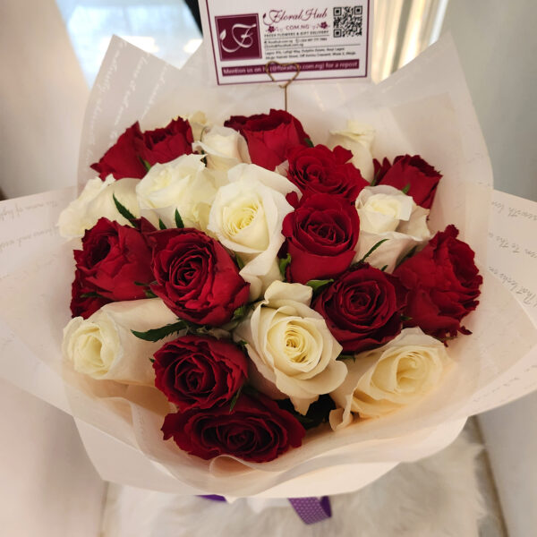 Flirtare Bouquet Arrangement -  A Bouquet of Red and white roses - Image 3