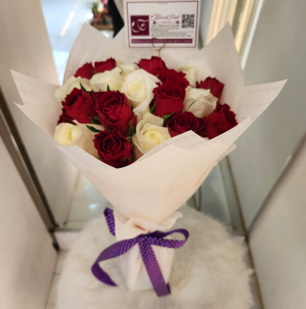 Flirtare Bouquet Arrangement -  A Bouquet of Red and white roses - Image 5