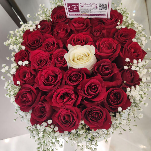 VIP Donatello Box Arrangement – Box of Luxury Red roses and one contrasting color with million stars - Image 2