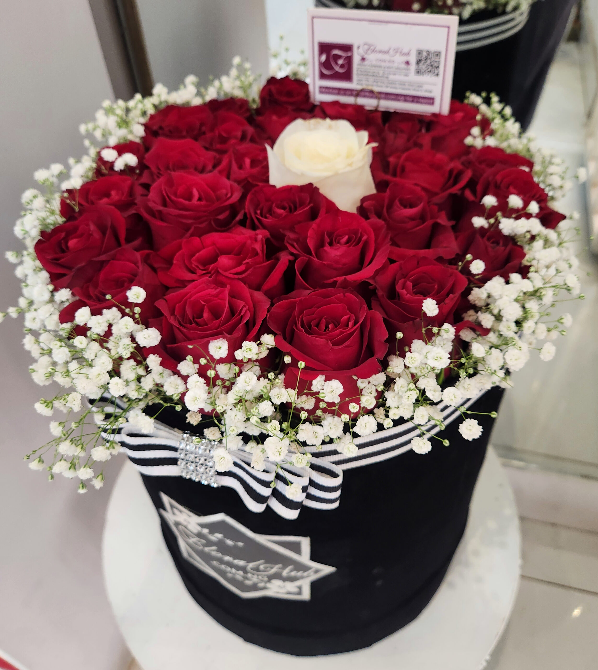 VIP Donatello Box Arrangement – Box of Luxury Red roses and one contrasting color with million stars