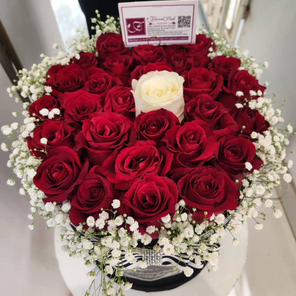 VIP Donatello Box Arrangement – Box of Luxury Red roses and one contrasting color with million stars - Image 3